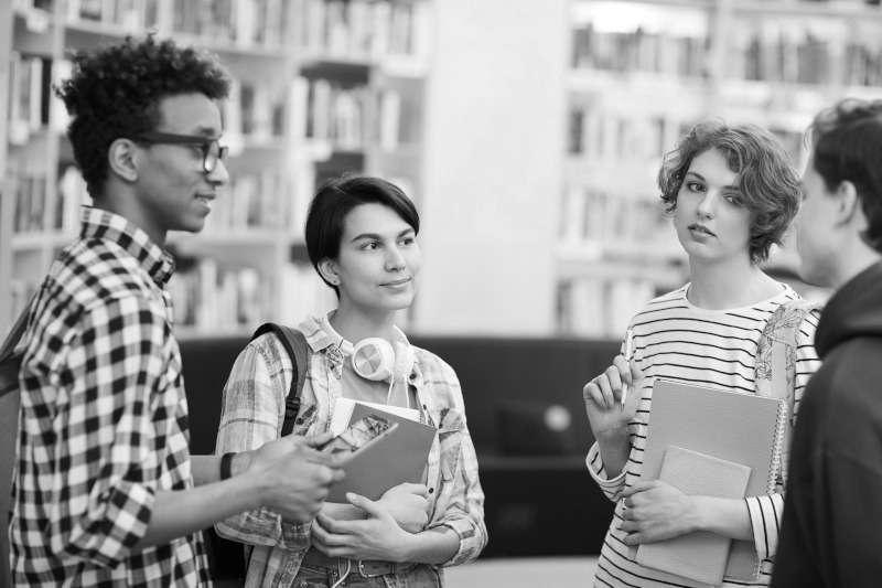 Studierende beim Diskutieren